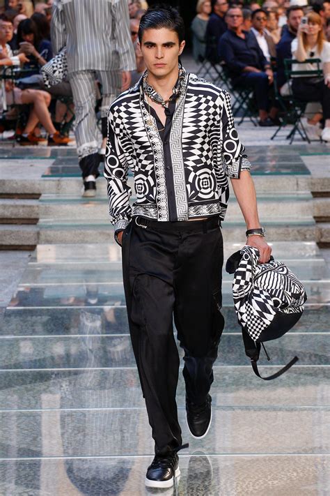 modelli versace 2018 uomo|Versace Spring 2018 Menswear Collection .